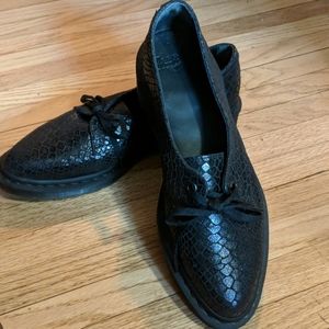 Dr Martens Siano one eye black snakeskin pattern